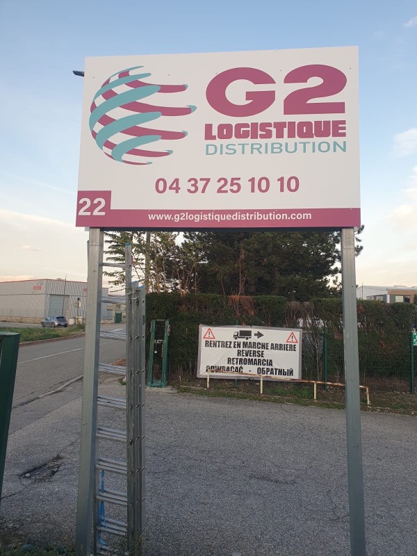 Changement de panneaux d'enseigne suite à un changement de charte graphique pour entreprise de logistique à Corbas près de Lyon