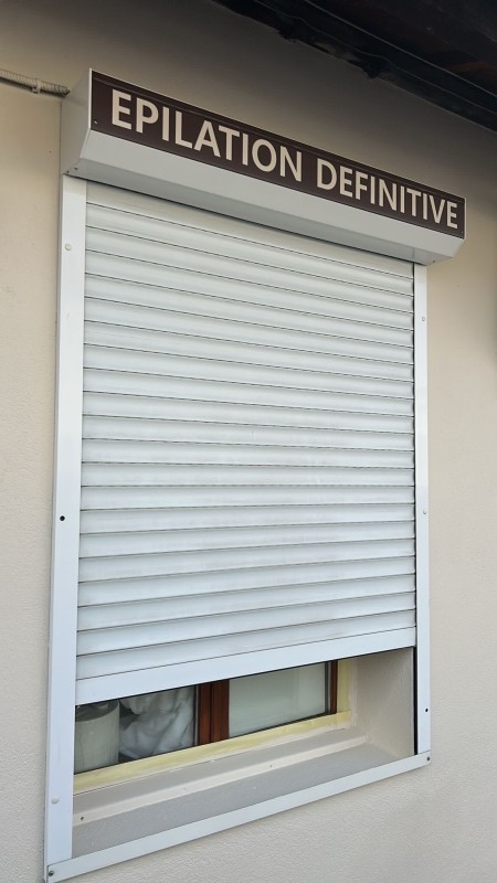 Devanture personnalisé pour un magasin d'esthétique à Meyzieu près de Lyon