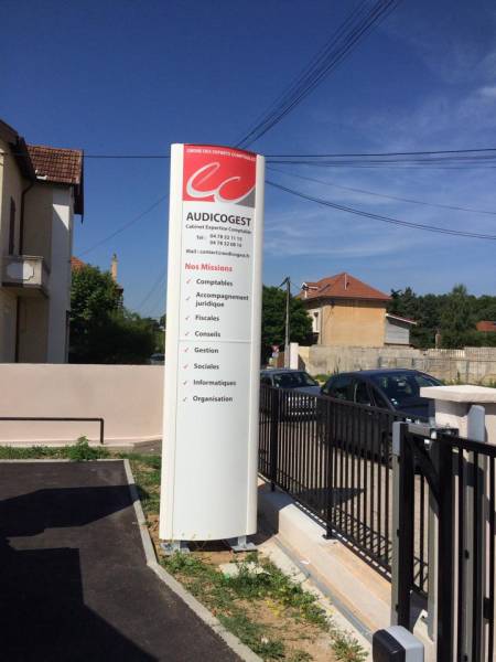 Totem lumineux avec faces en pmma 