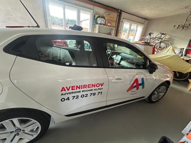 Pose d’adhésifs sur 4 véhicules pour AVENIRENOV à Pusignan près de Lyon