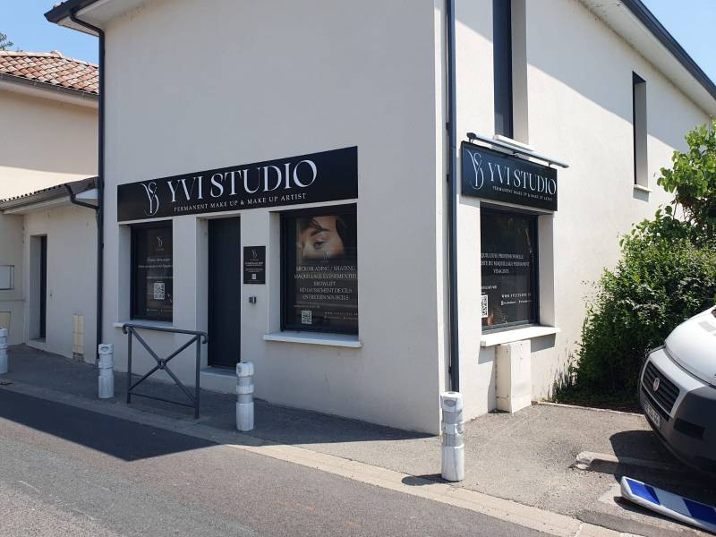 Création et pose d'une enseigne en adhésif sur une plaque dibond 