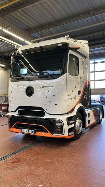 Pose d’adhésif sur camion Mercedes pour Daimler Truck près de Lyon