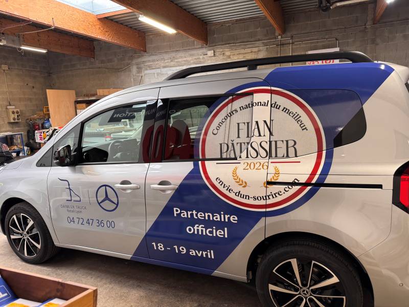 Semi covering pour DAIMLER TRUCK sur camion Mercedes près de Lyon