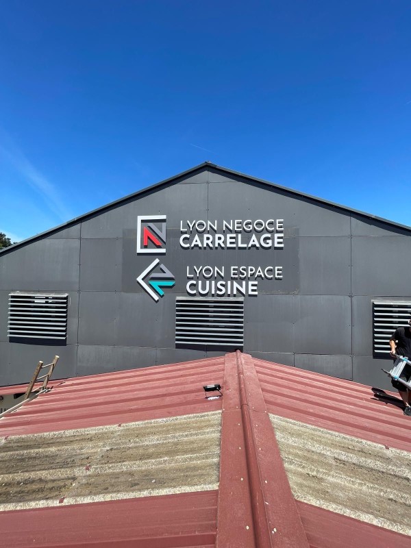 Pose d'enseigne en lettres découpées pour la devanture de magasin à Lyon