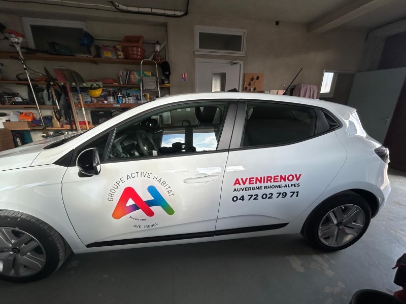 Pose d’adhésifs sur 4 véhicules pour AVENIRENOV à Pusignan près de Lyon