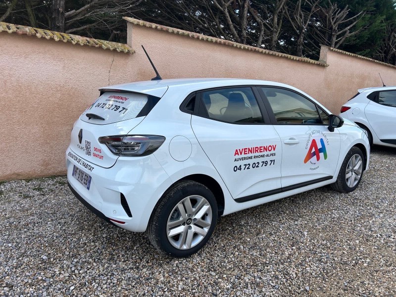 Pose d’adhésifs sur 4 véhicules pour AVENIRENOV à Pusignan près de Lyon