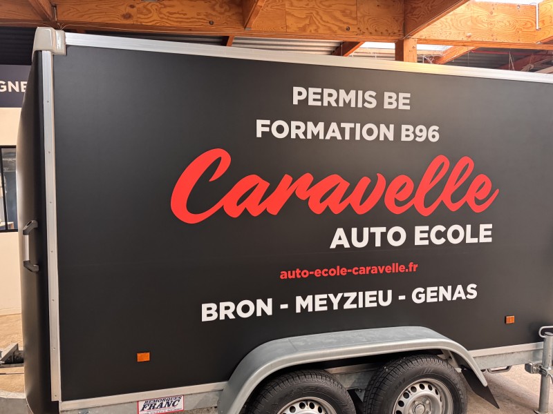 Pose adhésif sur remorque 