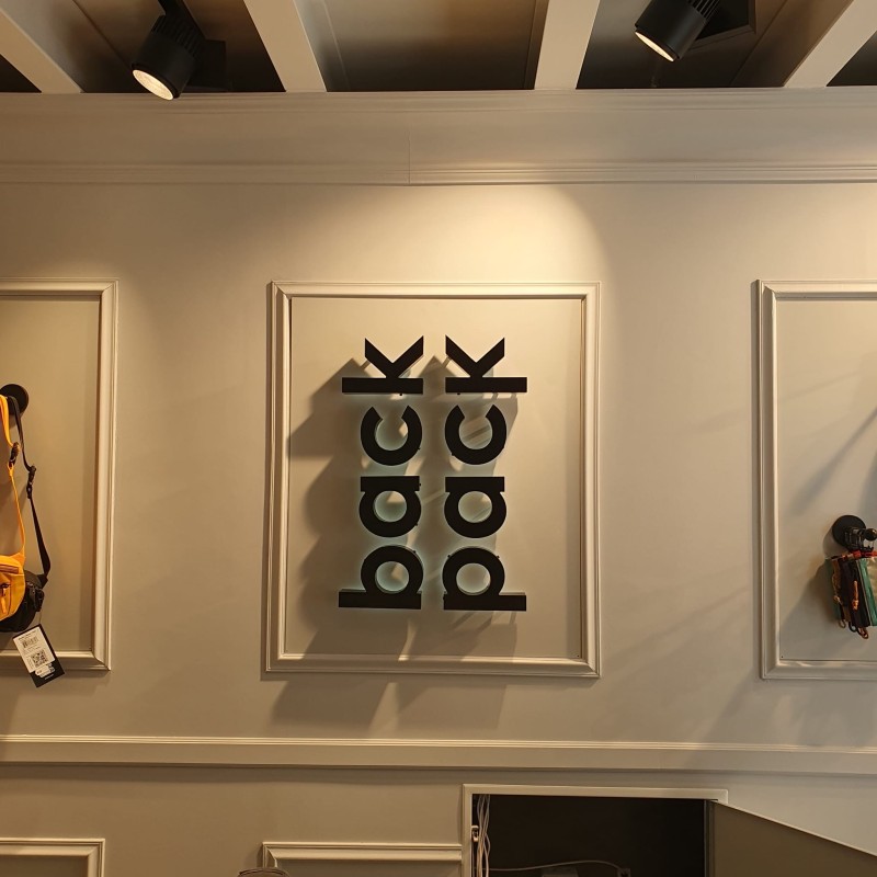 Fabrication et pose de néon grande taille à Lyon – Rhône Alpes