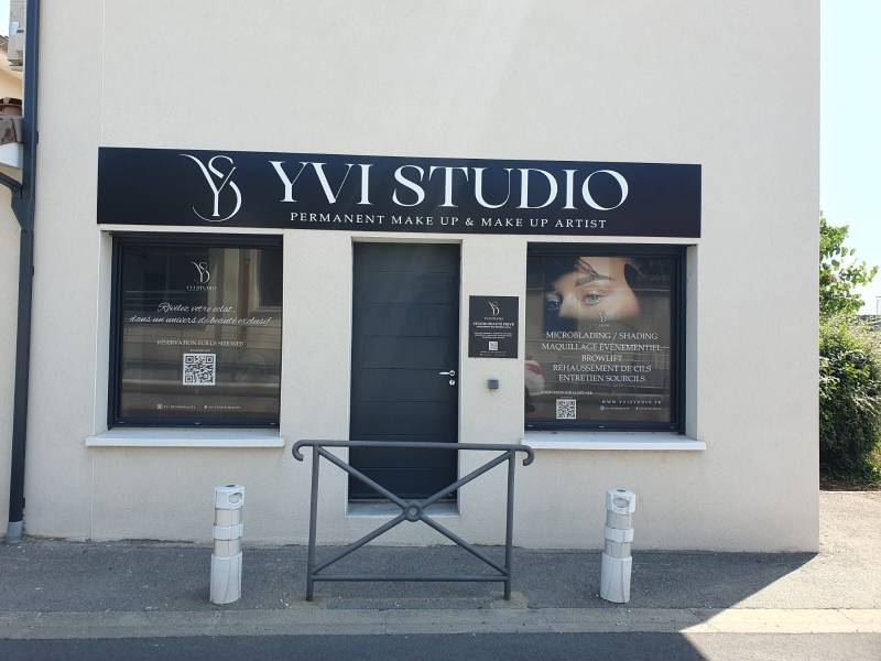 Création et pose d'une enseigne en adhésif sur une plaque dibond 