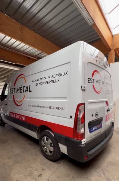 Réalisation d'une pose d'adhésif 