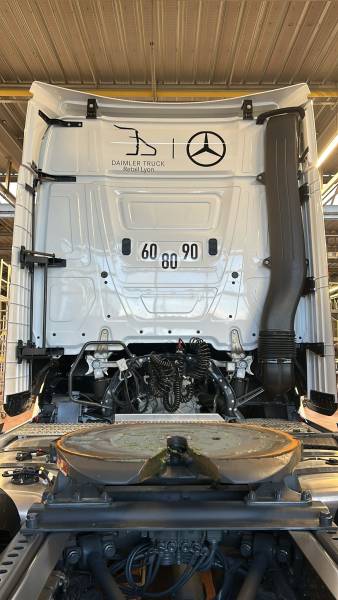 Pose d’adhésif sur camion Mercedes pour Daimler Truck près de Lyon
