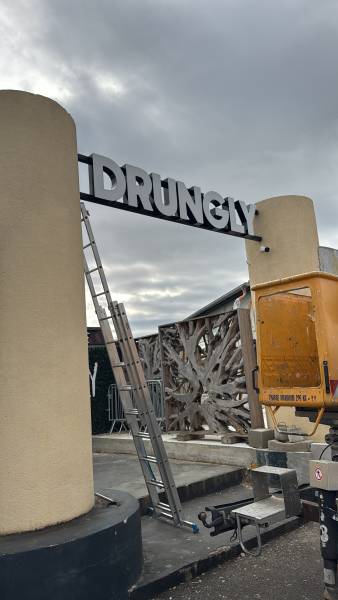 Une enseigne lumineuse de haute qualité pour le DRUNGLY à Pusignan près de Lyon
