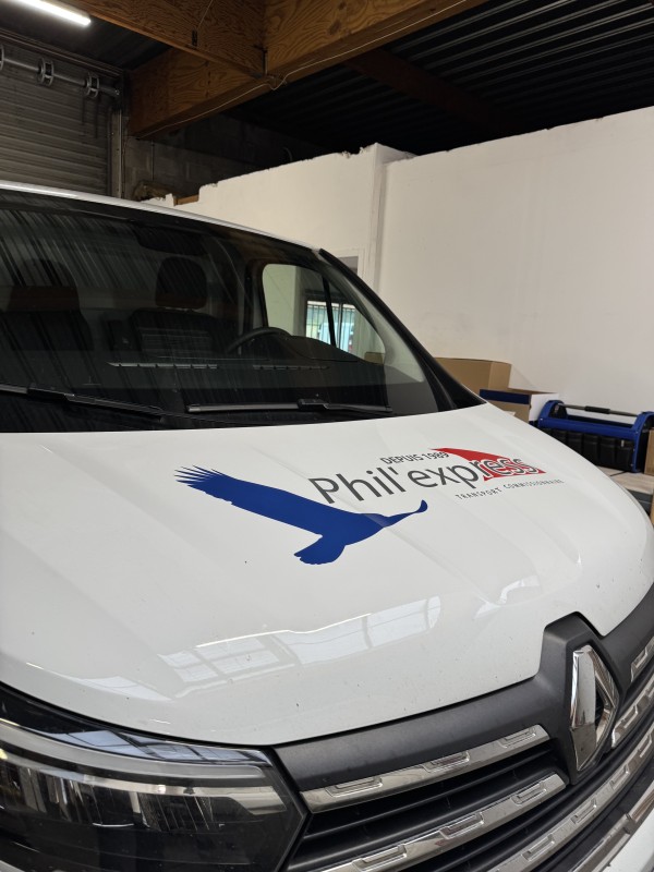 Pose de Flocage en Lettrage Adhésif sur Véhicule Professionnel à Meyzieu près de Lyon pour Phil Express