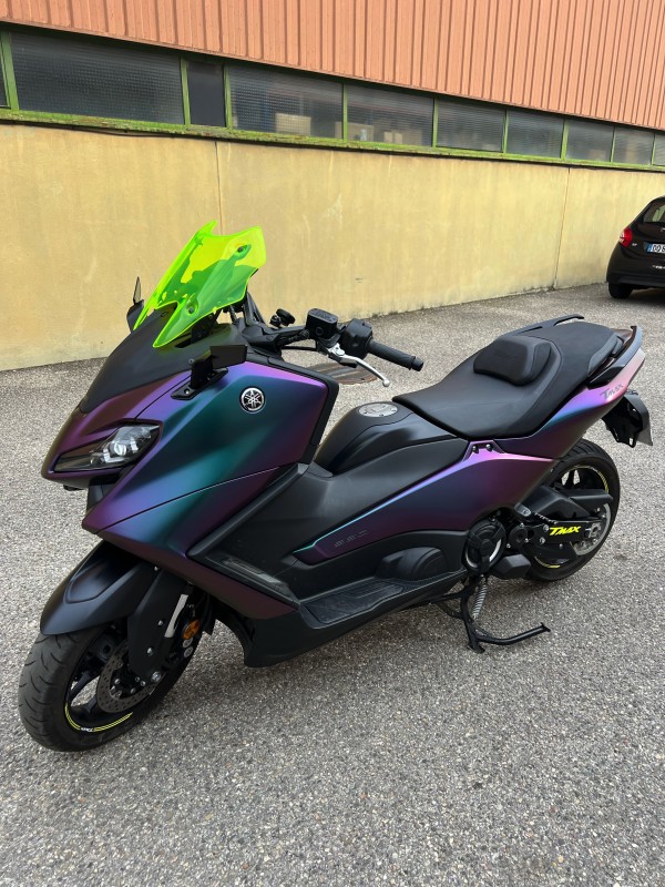 Pose d’un total covering en adhésif coulé sur moto de couleur violette à Meyzieu près de Lyon