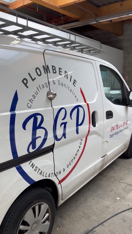 Pose d'un semi covering en adhésif brillant sur camion