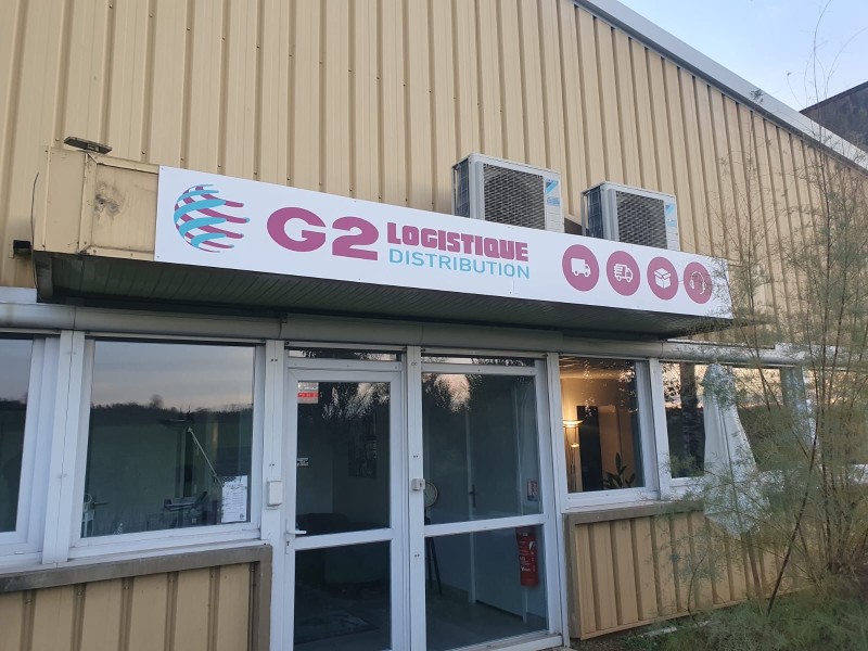 Changement de panneaux d'enseigne suite à un changement de charte graphique pour entreprise de logistique à Corbas près de Lyon