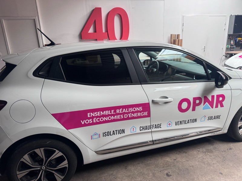 Pose d’adhésifs sur deux Clio pour EUROCOMBLES à Meyzieu près de Lyon