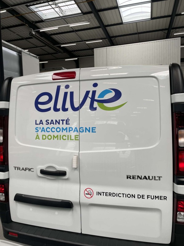 Pose d’adhésif concernant une flotte de véhicule pour Elivie situé à Décines près de Lyon.