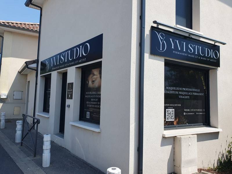 Création et pose d'une enseigne en adhésif sur une plaque dibond 