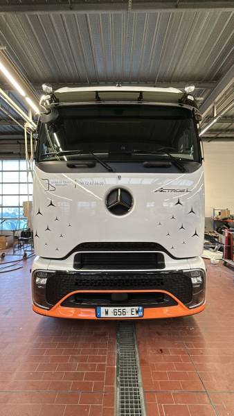 Pose d’adhésif sur camion Mercedes pour Daimler Truck près de Lyon