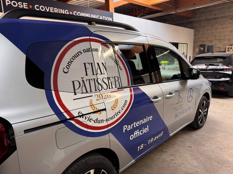 Semi covering pour DAIMLER TRUCK sur camion Mercedes près de Lyon
