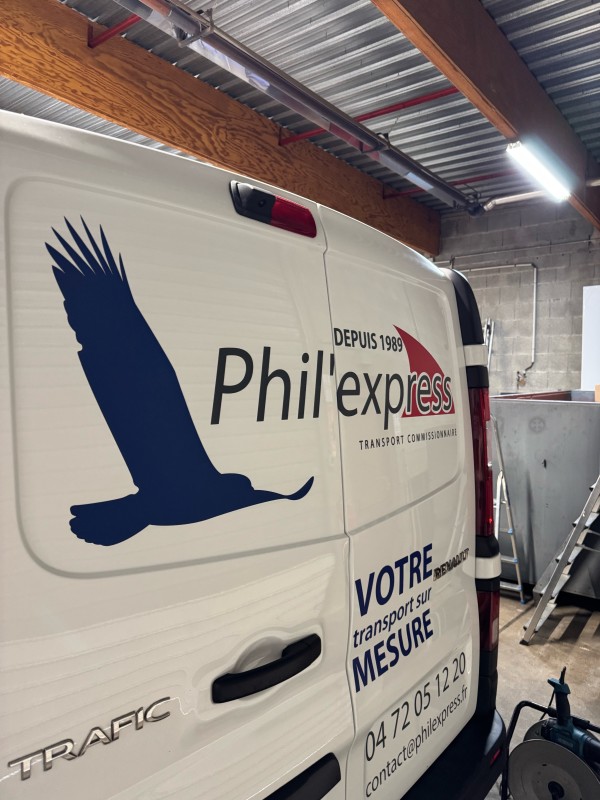 Pose de Flocage en Lettrage Adhésif sur Véhicule Professionnel à Meyzieu près de Lyon pour Phil Express