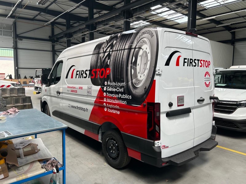 Semi-covering réalisé sur utilitaire pour First Stop près de Lyon : visibilité et impact garantis !