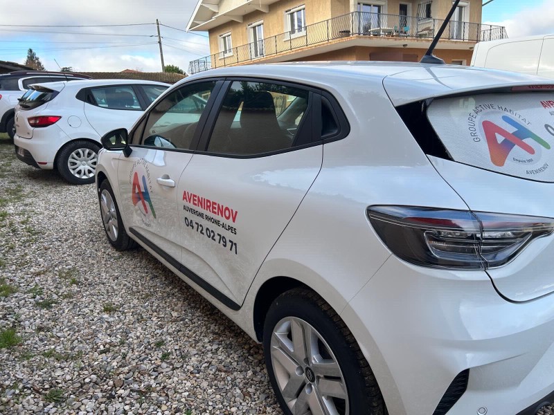 Pose d’adhésifs sur 4 véhicules pour AVENIRENOV à Pusignan près de Lyon