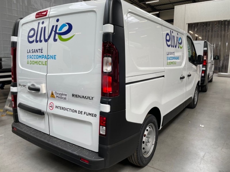 Pose d’adhésif concernant une flotte de véhicule pour Elivie situé à Décines près de Lyon.