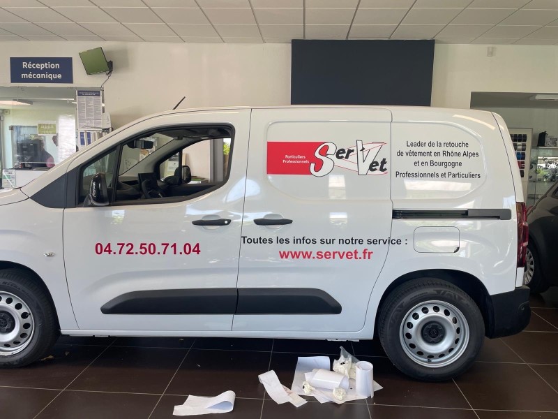 Pose d’une impression et lettrage adhésif brillant pour Servet à Tignieu-Jameyieu près de Lyon