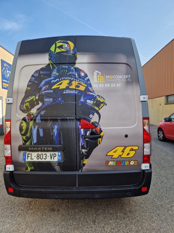 Totale Covering + lettrage adhésif sur camion utilitaire 