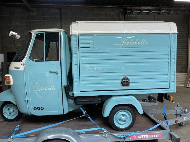 Pose de lettrage adhésif sur un Piaggio à Pusignan près de Lyon