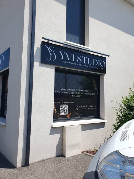 Création et pose d'une enseigne en adhésif sur une plaque dibond 