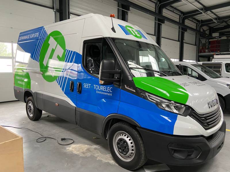 Décoration et pose en adhésif pour un véhicule professionnel à Lyon