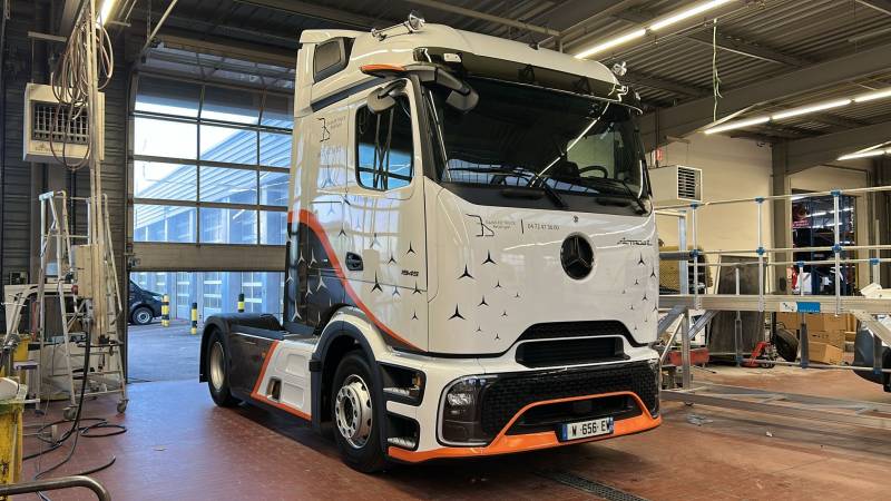 Pose d’adhésif sur camion Mercedes pour Daimler Truck près de Lyon