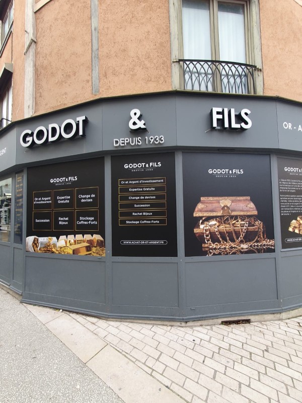 Installation signalétique extérieure avec changement des adhésifs de ses vitres extérieures pour une bijouterie sur Bourgoin près de Lyon