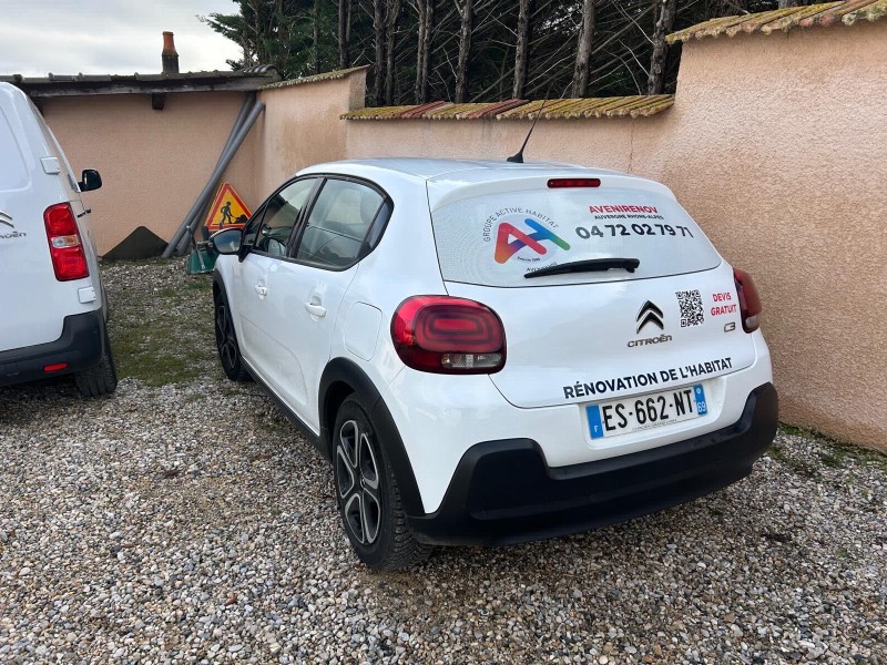 Pose d’adhésifs sur 4 véhicules pour AVENIRENOV à Pusignan près de Lyon