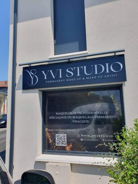Création et pose d'une enseigne en adhésif sur une plaque dibond 