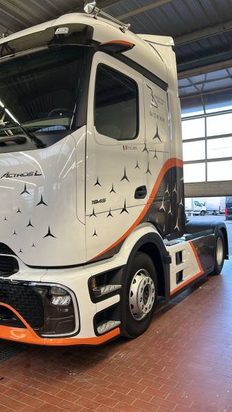Pose d’adhésif sur camion Mercedes pour Daimler Truck près de Lyon