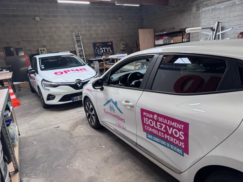 Pose d’adhésifs sur deux Clio pour EUROCOMBLES à Meyzieu près de Lyon