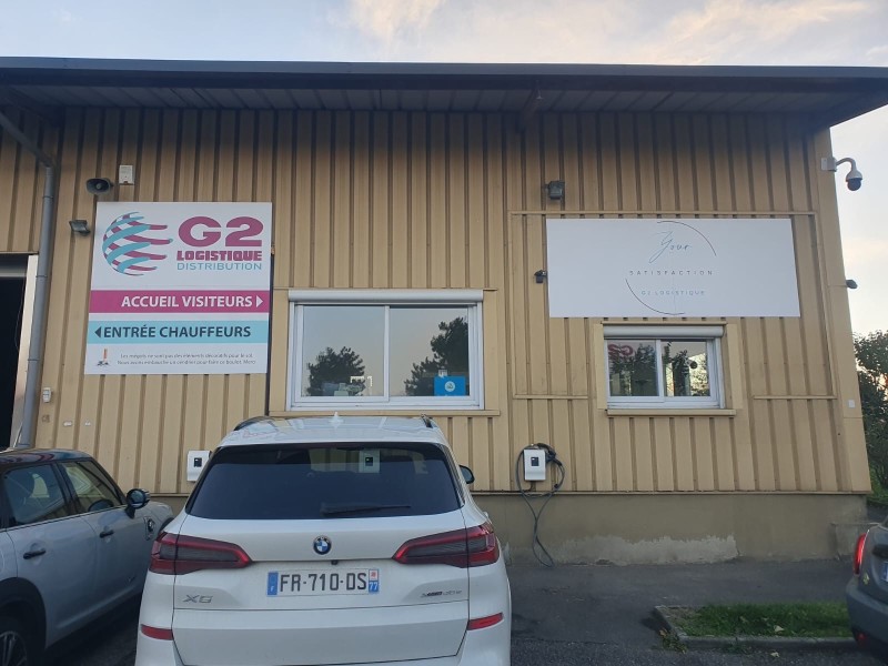 Changement de panneaux d'enseigne suite à un changement de charte graphique pour entreprise de logistique à Corbas près de Lyon
