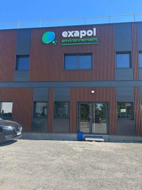 enseigne pour la société Exapol situé à Miribel près de Lyon 