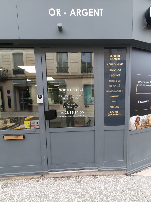 Installation signalétique extérieure avec changement des adhésifs de ses vitres extérieures pour une bijouterie sur Bourgoin près de Lyon