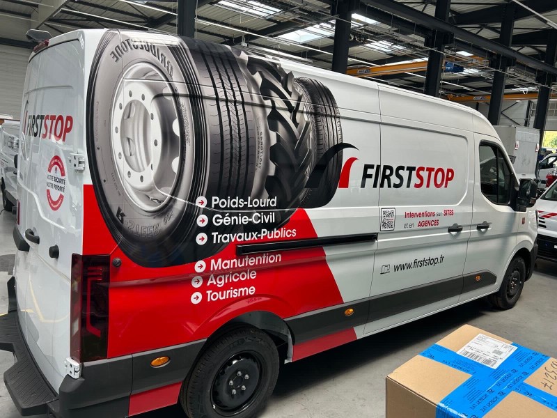 Semi-covering réalisé sur utilitaire pour First Stop près de Lyon : visibilité et impact garantis !
