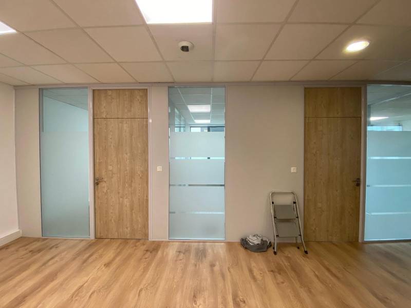 Recouvrement des portes avec adhésif effet bois