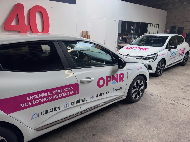 Pose d’adhésifs sur deux Clio pour EUROCOMBLES à Meyzieu près de Lyon