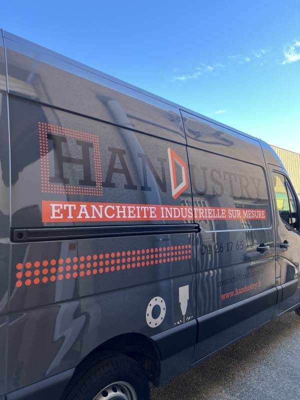 Comment augmenter sa visibilité et attirer de nouveaux clients avec un flocage de véhicule en adhésif à Lyon ?