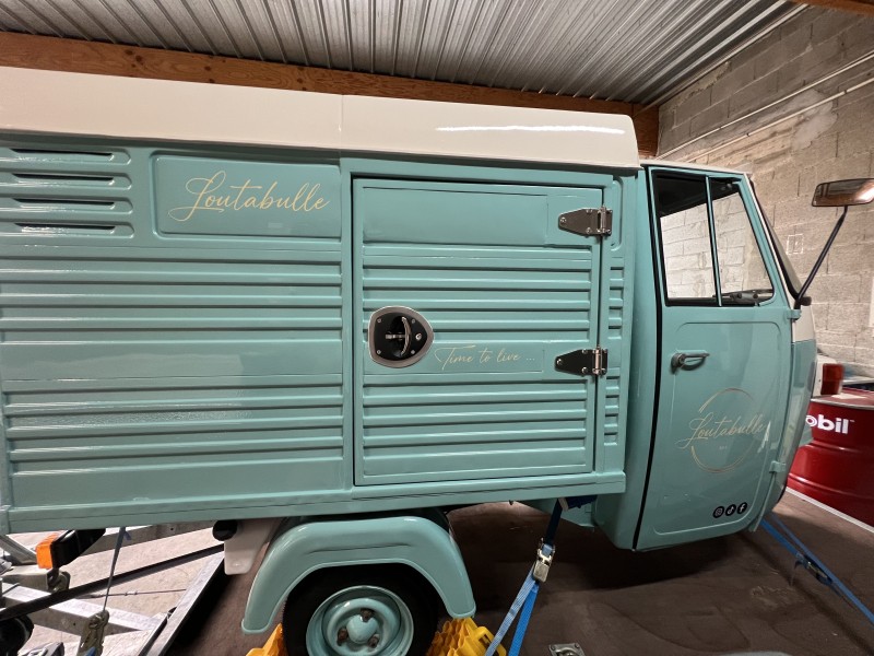 Pose de lettrage adhésif sur un Piaggio à Pusignan près de Lyon