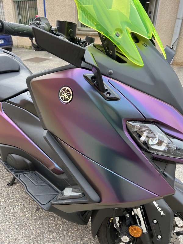 Pose d’un total covering en adhésif coulé sur moto de couleur violette à Meyzieu près de Lyon