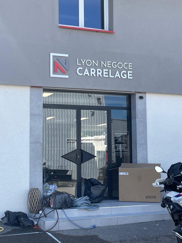 Pose d'enseigne en lettres découpées pour la devanture de magasin à Lyon